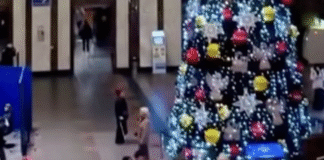 Символ Різдва: на вокзалі Києва ставлять святковий штамп, – ФОТО