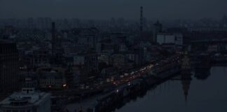 Київ у темряві: часткові та повні відключення світла тривають