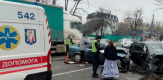 Потрійний удар і виклик на допомогу: в Києві зіткнулись автівки, є постраждалі