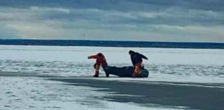 Лід тріснув – пролунали крики: на Київщині двоє рибалок опинились у небезпеці, – ФОТО