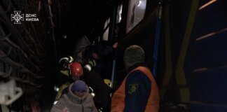 У Києві під час зупинки метро рятувальники евакуювали із тунелів майже 500 пасажирів