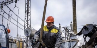 Энергетики и коммунальщики, которые ликвидируют последствия ударов РФ, получат “бронь”