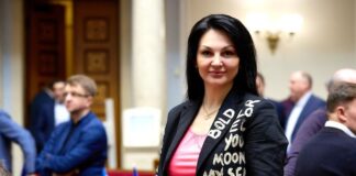 Суд отправил в тюрьму нардепа Марченко, которая выбросила взятку за забор