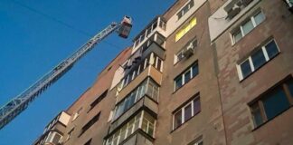 Небезпечні розваги підлітків: на Київщині рятувальники зняли дитину з даху балкону дев’ятого поверху, – ФОТО