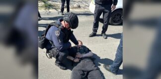 В Одессе мужчина с оружием и гранатой устроил стрельбу посреди улицы