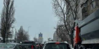 За секунду – розбите скло й моторошне падіння: в якому напрямку Києва заблокована дорога, – ФОТО