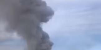 Сильні вибухи і атака чорного диму: на Київщині дуже гучно